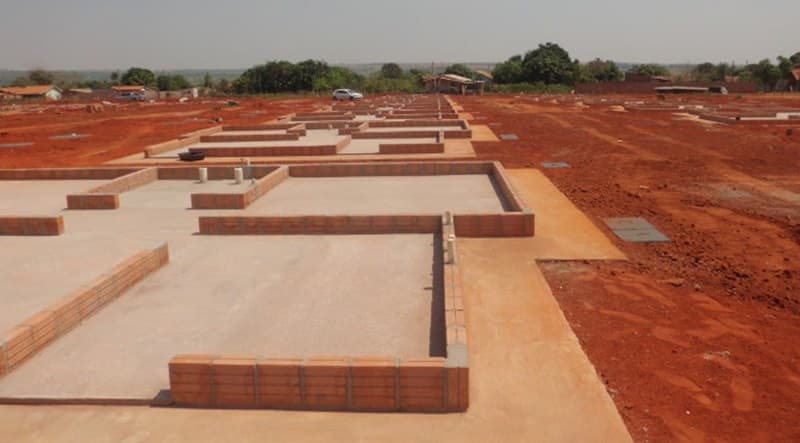 Famílias assinam contrato e já podem dar início na construção das casas
