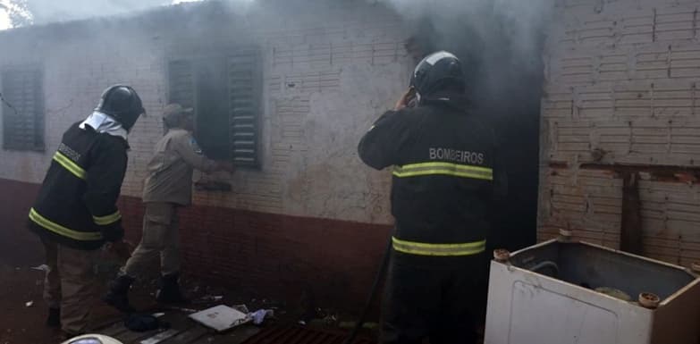 Incêndio de grande proporção destrói residência na Vila Adrien