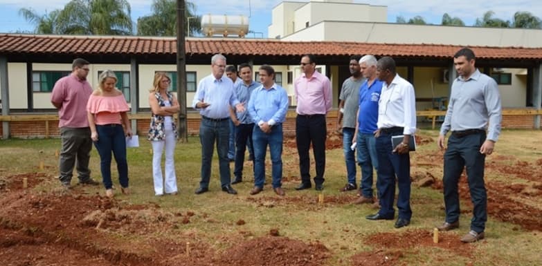 Deputado Geraldo Resende visita obras do hospital acompanhado do prefeito