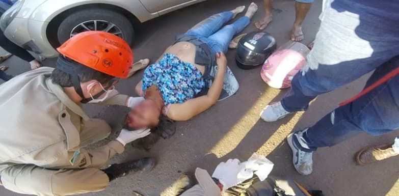 Mulher sofre corte profundo na cabeça após se envolver em acidente na rotatória do Centro
