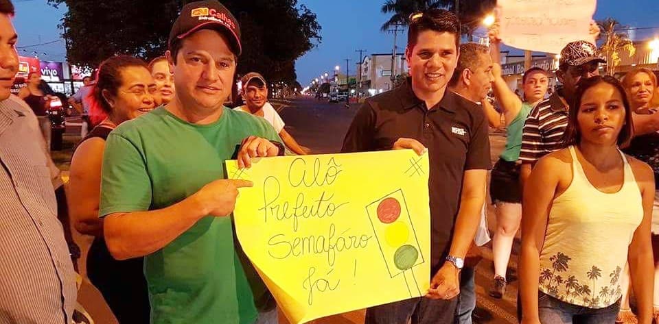 Foto de vereadores pedindo ‘semafáro’ repercute no estado e vira chacota