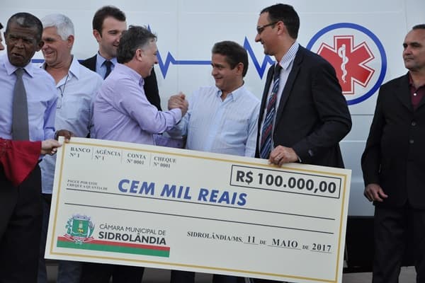 Com investimento de R$ 160 mil, ambulância é entregue a Direção do Hospital