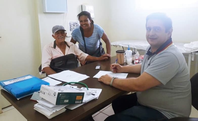 Prefeito percorre pessoalmente assentamentos e faz atendimentos médicos
