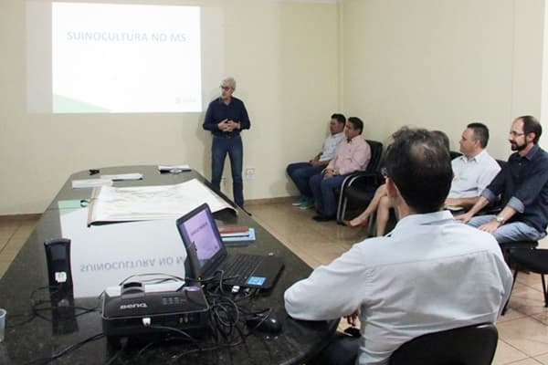 Cooperalfa apresenta ao executivo projeto para criação de suínos no Município