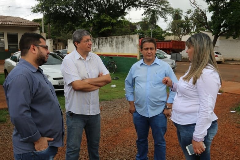 Ao lado de secretários, prefeito decide interditar escola para reforma geral
