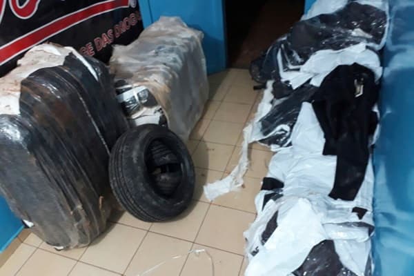 Polícia Militar apreende carga com roupas e pneus contrabandeados