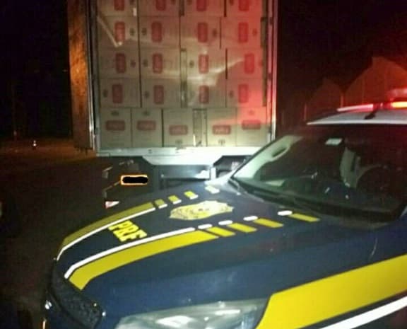 Em fiscalização, PRF apreende caminhão com carga de cigarros na BR-060