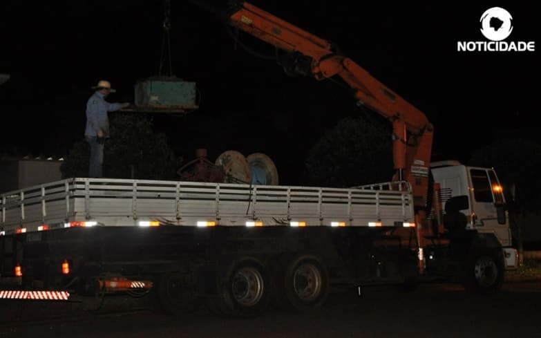 Adutora estoura em obra do super poço e população fica sem água