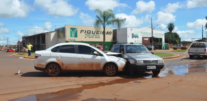 Veículo Siena invade rotatória do Pé de Cedro e colide em Fiat Uno
