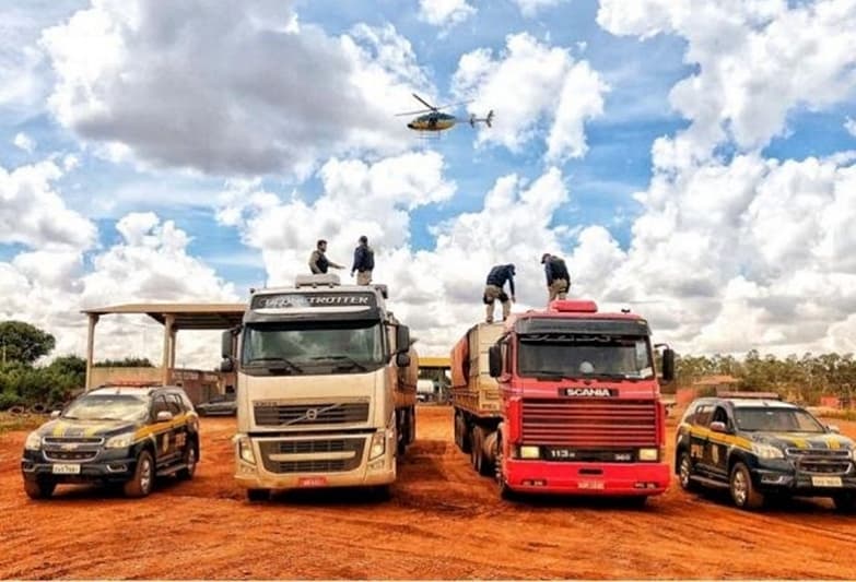 PRF usa helicóptero e apreende carretas com carga de cigarros em Maracaju