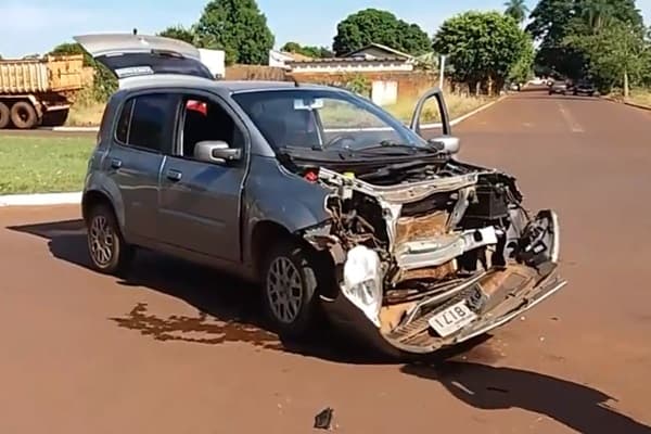 Uno colide em caminhonete que invadiu preferencial na Avenida Antero