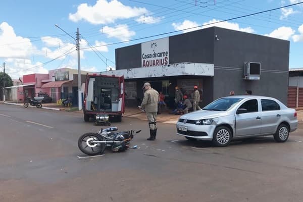 Carro invade preferencial e colide em motocicleta na Rua Mato Grosso