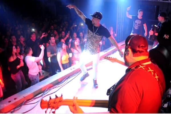 Com show lotado, Cacio e Marcos animaram aniversário de 5 anos da Top Fit