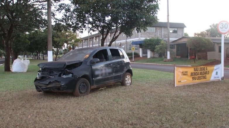 Veículos acidentados chamam atenção de condutores em Sidrolândia
