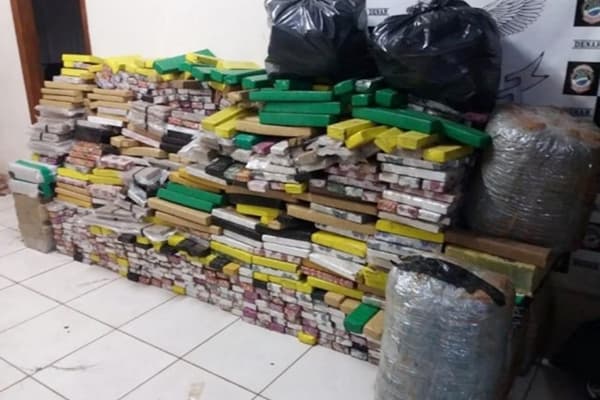 Traficantes capotam caminhonete com droga que foi pega em Sidrolândia