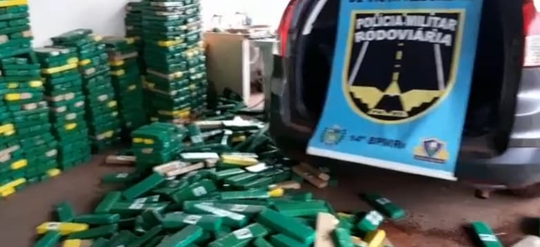 Após perseguição e disparos, traficante abandona 1 tonelada de maconha