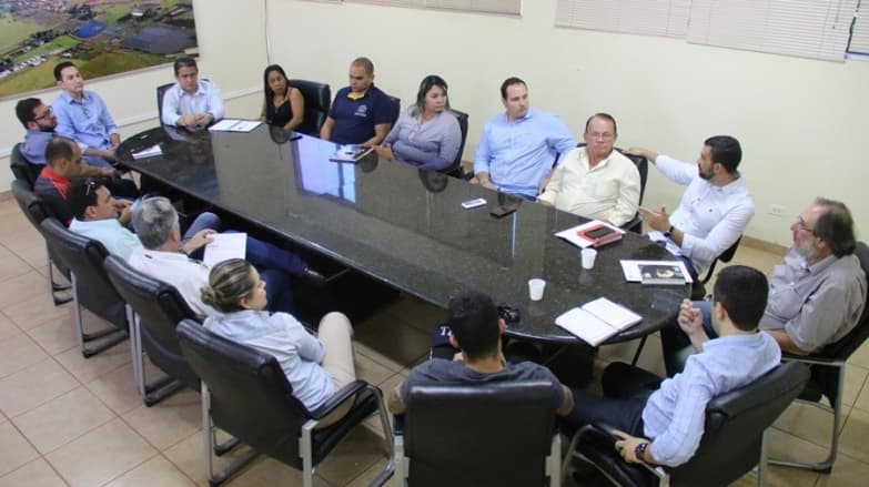 Prefeito reúne secretários e anuncia cortes prevendo queda na arrecadação