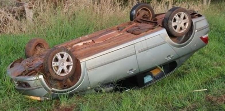 Veículo com placas de Sidrolândia capota na MS-276 e motorista sai ileso