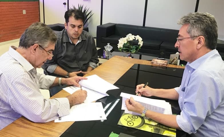 Prefeito e vereador assinam convênio que garante recurso de semáforos