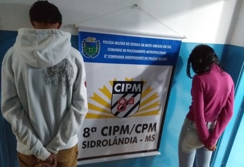 Após denúncia, PM apreende adolescentes comercializando drogas em bar