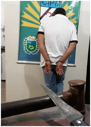 Homem tenta esfaquear mulher, faz família refém e acaba preso pela PM