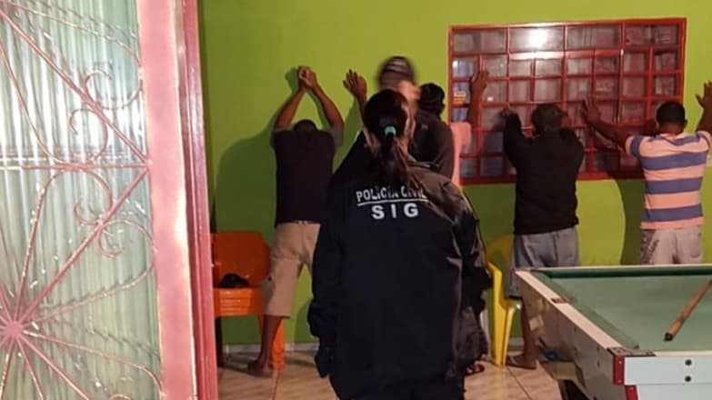 Operação da Polícia Civil prende evadido e flagra fornecimento de bebidas a menores
