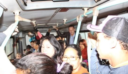 Hélio conversa com usuários do transporte coletivo e diz que serviço será mantido