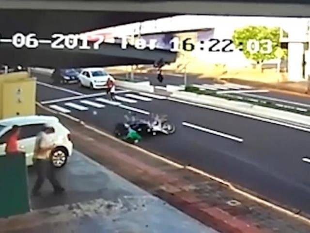 Criança é atropelada por moto ao atravessar em faixa de pedestre