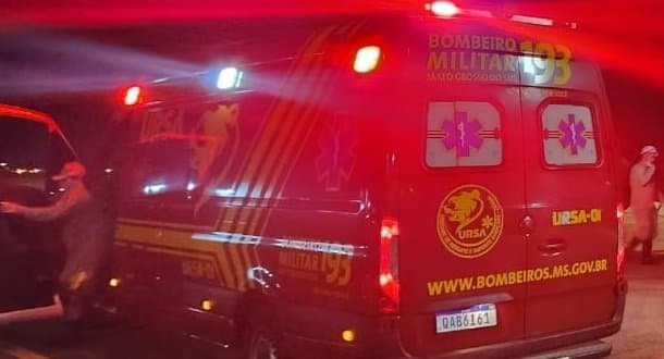 Mulher é presa após golpear homem com garrafa de vidro quebrada; vítima desmaiou e foi socorrida