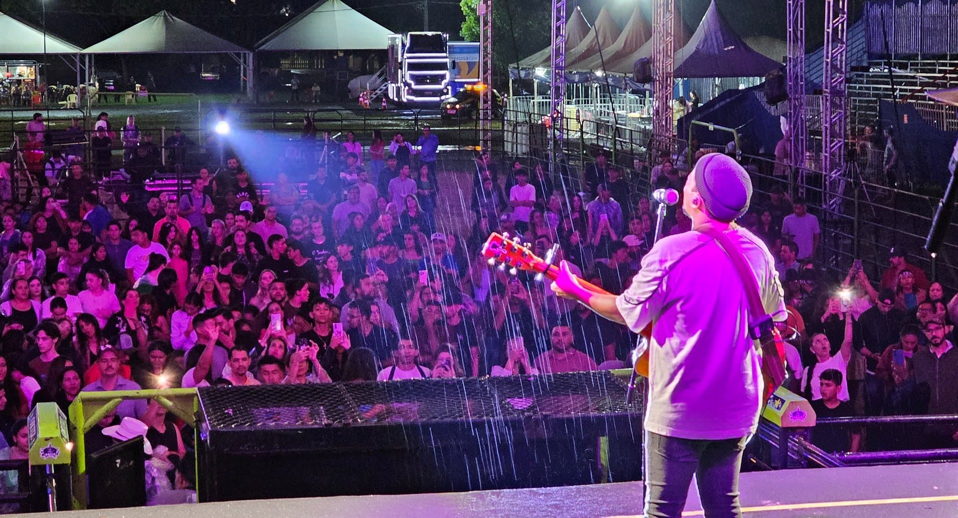 Mesmo com muita chuva, fiéis marcam presença em show de Felipe Rodrigues na Expo Sidrolândia