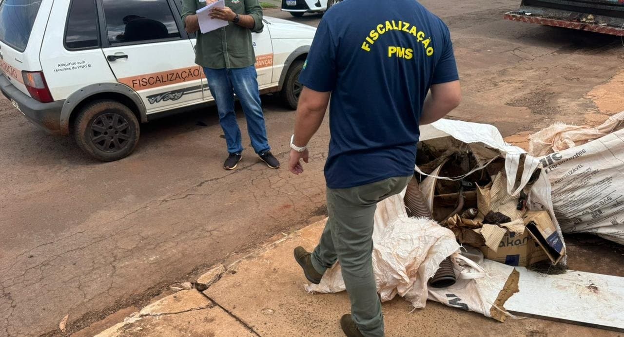 Moradores voltam a juntar lixo em bags dias após coleta e notificações começam a ser aplicadas