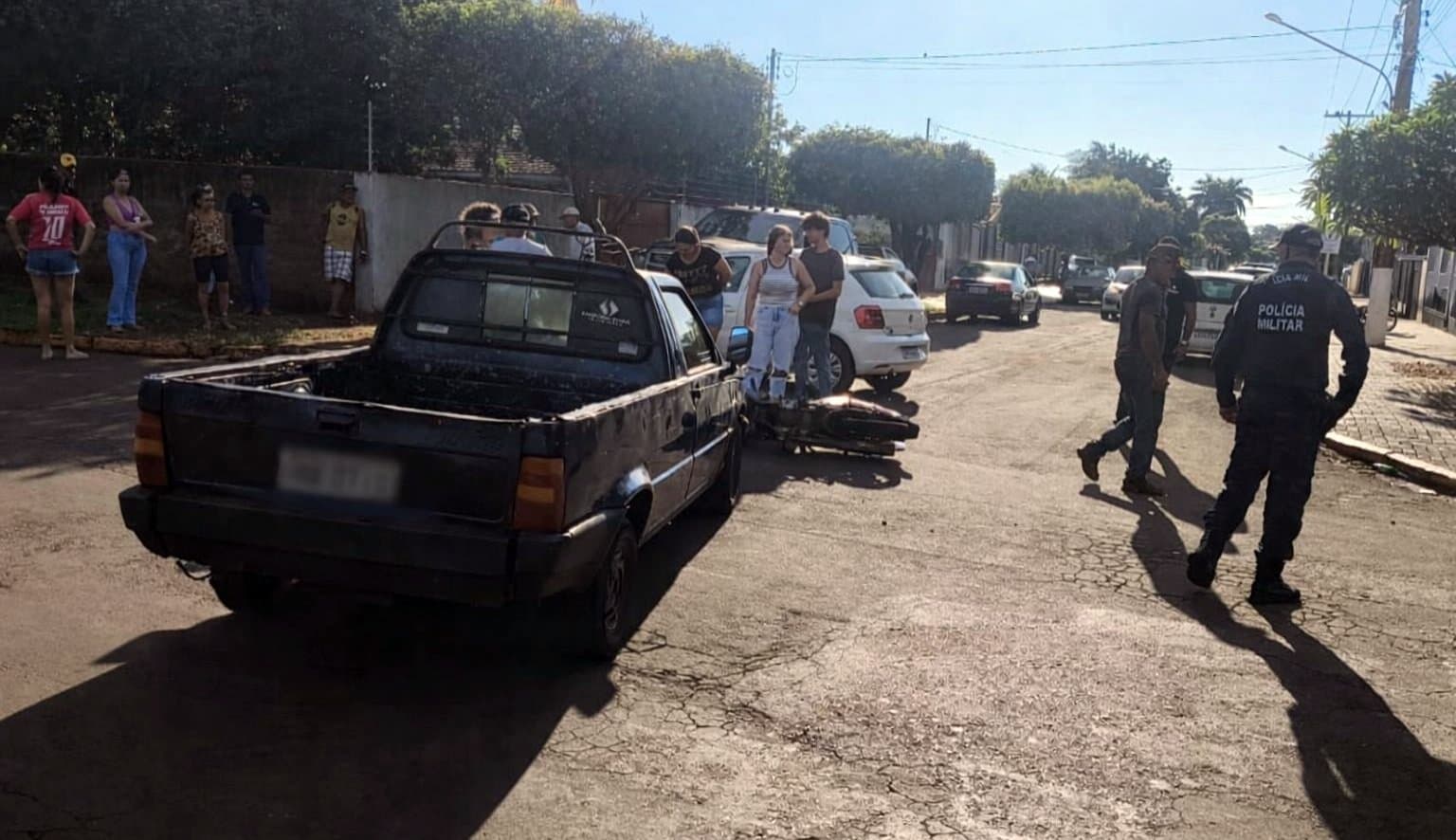 Em Maracaju, Corpo de Bombeiros socorre motociclista de 28 anos após motorista invadir a preferencial