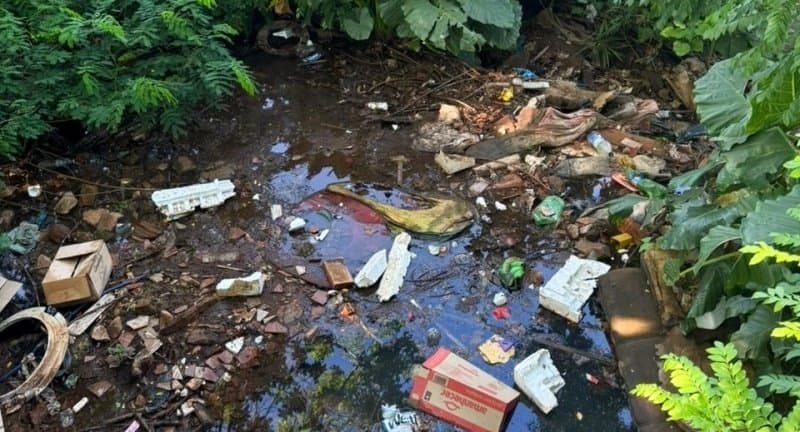 Prefeitura de Maracaju realiza limpeza nos córregos dos Bugres e Montalvão e reforça alerta contra descarte irregular de lixo