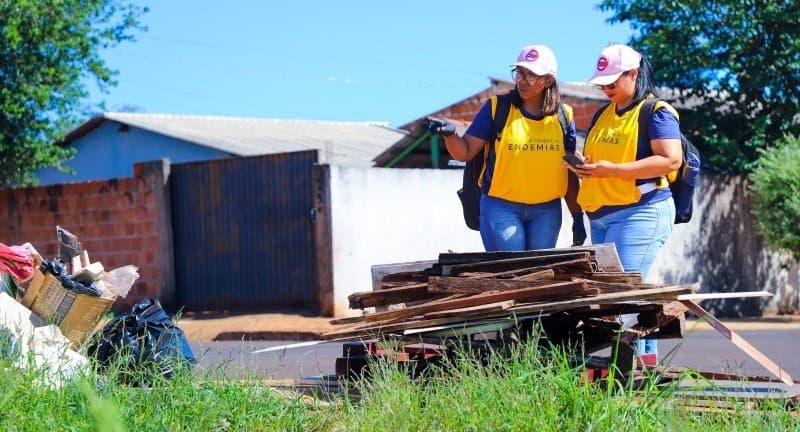 Prefeitura realiza ação de conscientização e fiscalização contra a dengue no bairro Ema Rigo