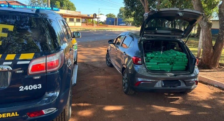 PRF apreende 355 Kg de maconha e recupera carro roubado em Maracaju