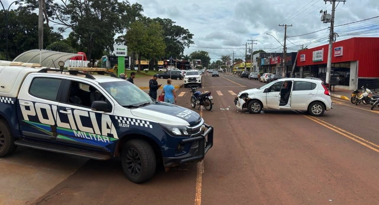 Motociclista de 20 anos fica ferida após colisão com carro no centro de Maracaju