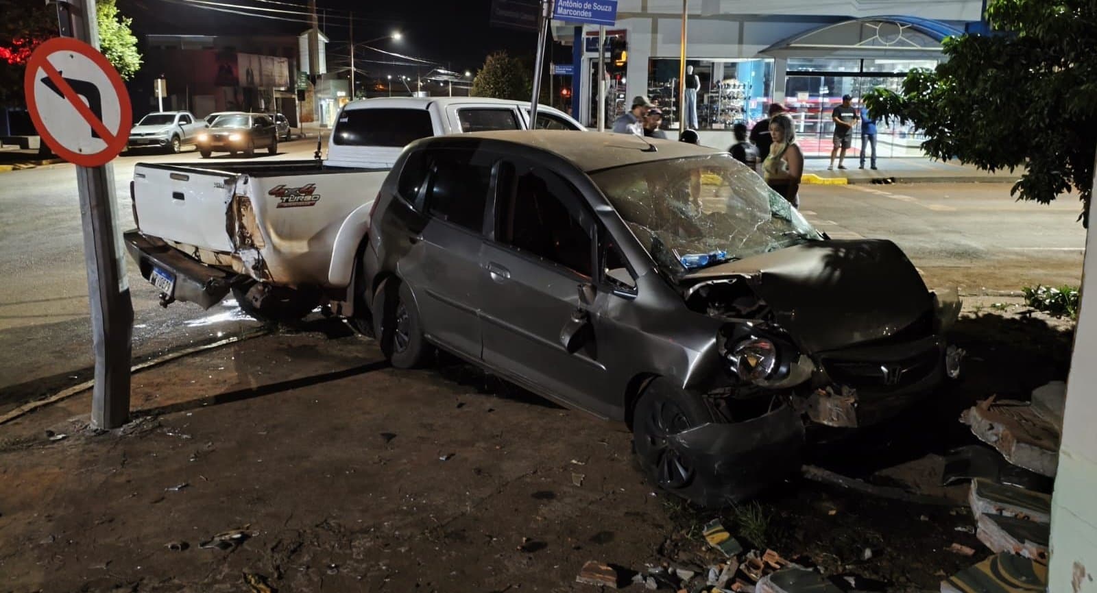 Em Maracaju, colisão entre dois carros deixa três jovens feridos e mobiliza Corpo de Bombeiros