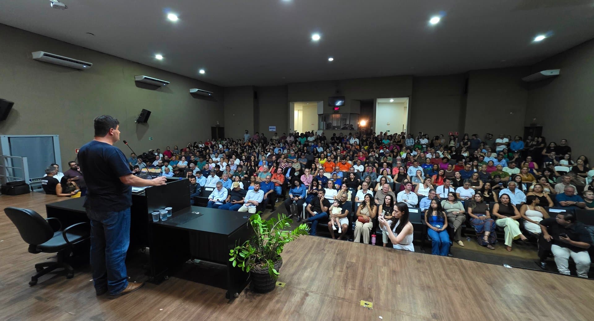 Por mais de 2 horas, prefeito presta contas, detalha investimentos e agradece servidores e população