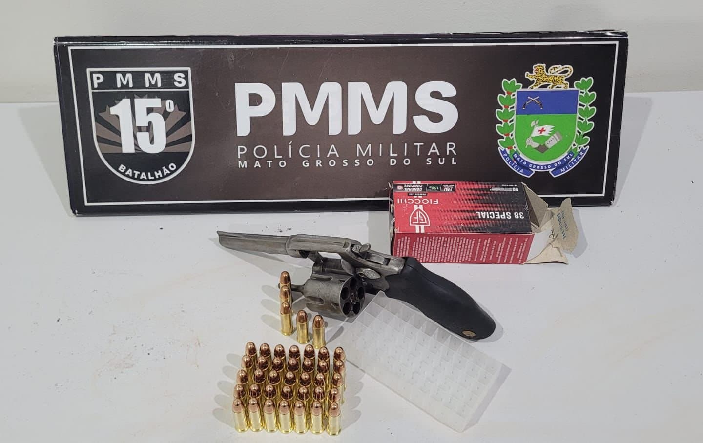 Mulher é ameaçada de morte pelo marido e autor é preso em flagrante com revólver em Maracaju