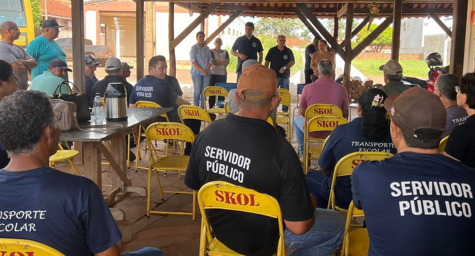 "Segurança e responsabilidade no transporte escolar são prioridades da nossa gestão”, diz prefeito em reunião com motoristas