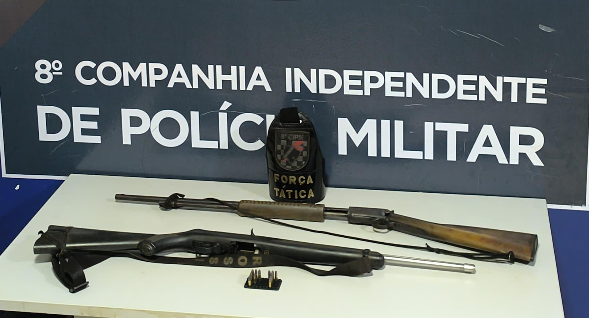 Homem é preso com armas de fogo após trancar esposa grávida fora de casa em fazenda de Sidrolândia