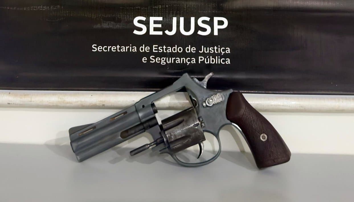 DOF prende jovem com revólver calibre .38 escondido em caixa de garrafa térmica