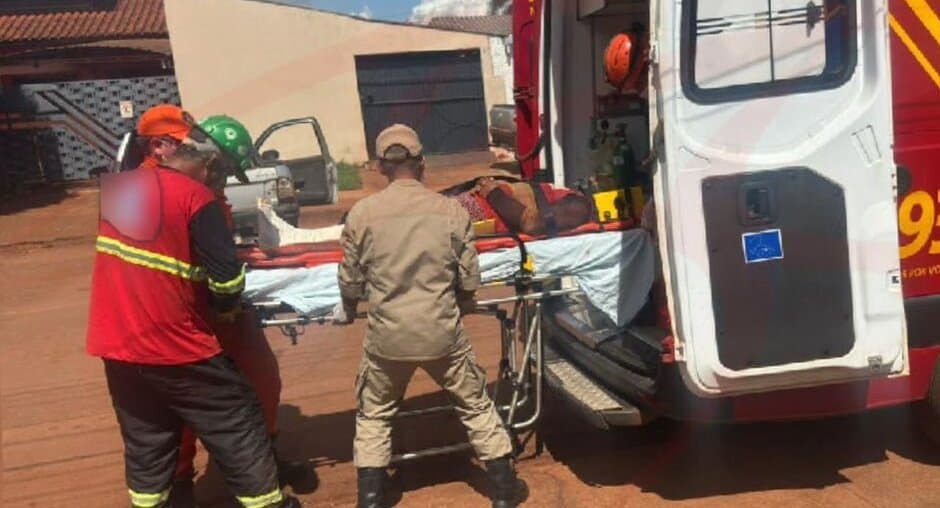 Trabalhador é socorrido com ferimentos graves após ser esmagado por retroescavadeira em Maracaju