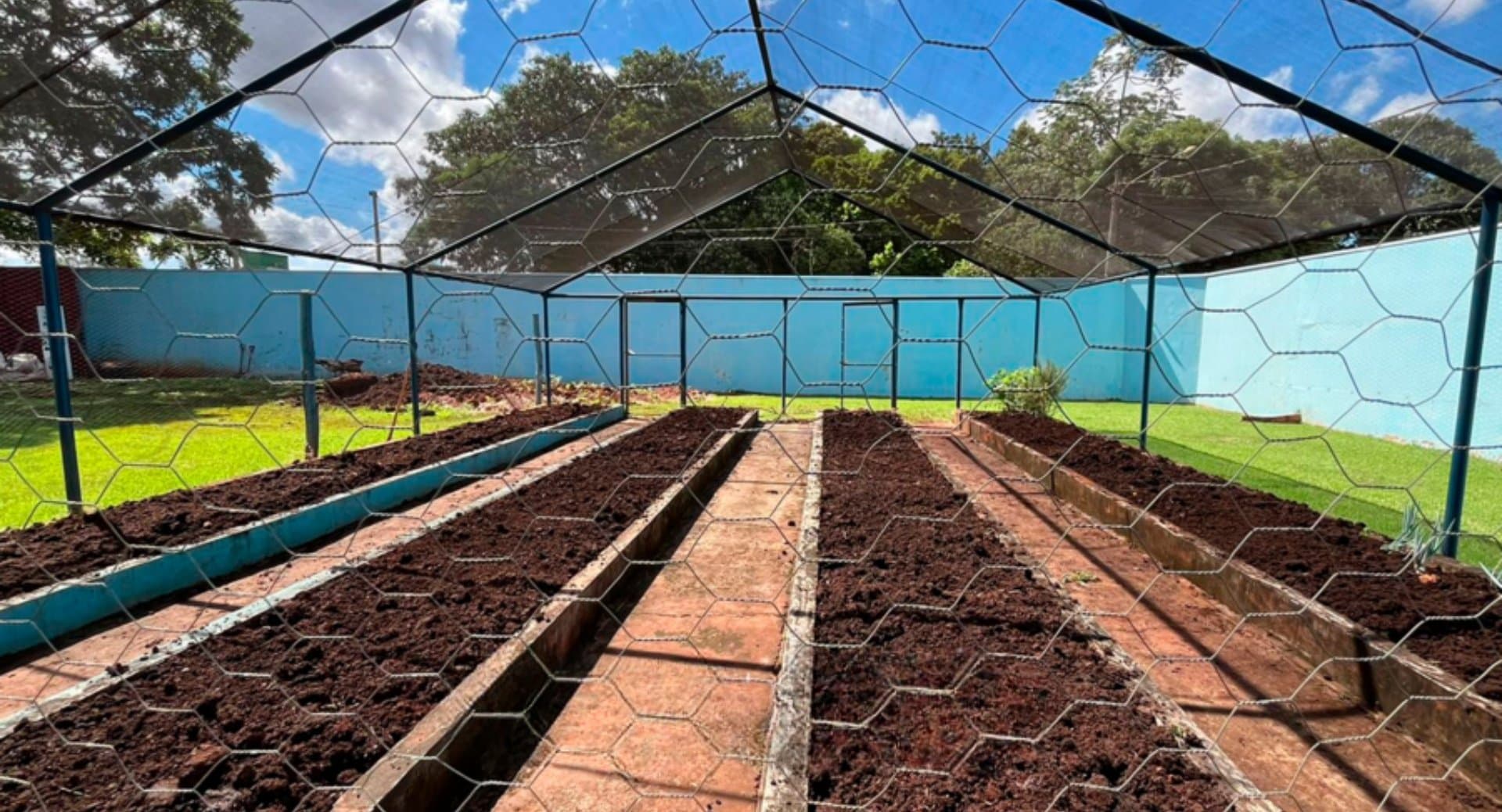Prefeitura fortalece horta da APAE com doação de adubo e apoio técnico para o preparo do solo