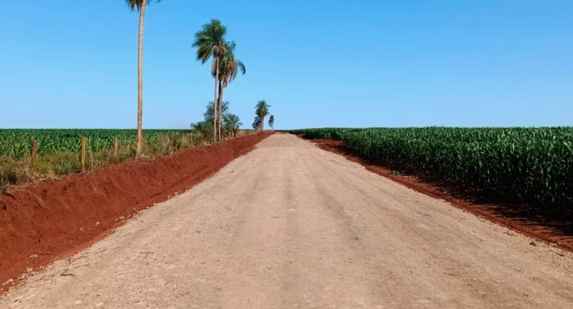 Máquinas atuam em diferentes regiões e reforçam manutenção das estradas rurais em Sidrolândia