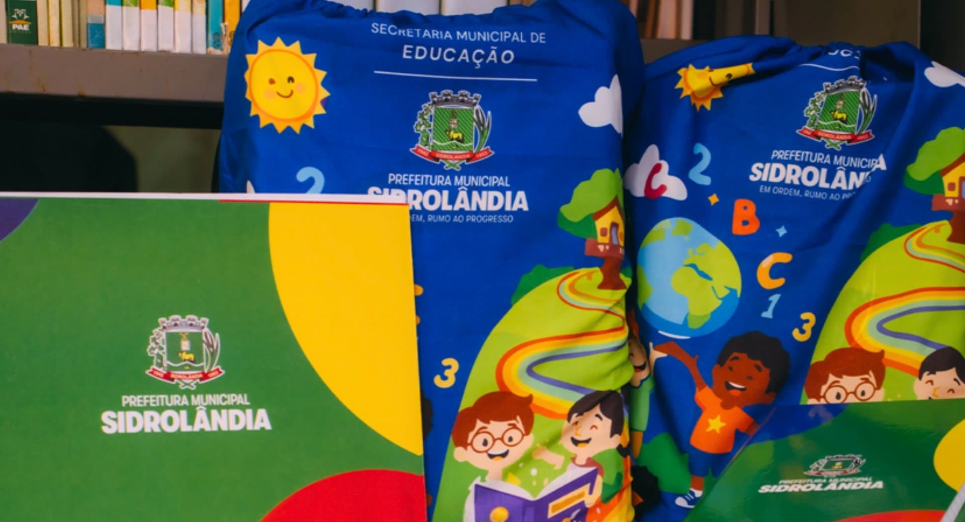 Mais de 9 mil alunos recebem kits escolares em Sidrolândia e sacochilas seguem distribuição nas escolas