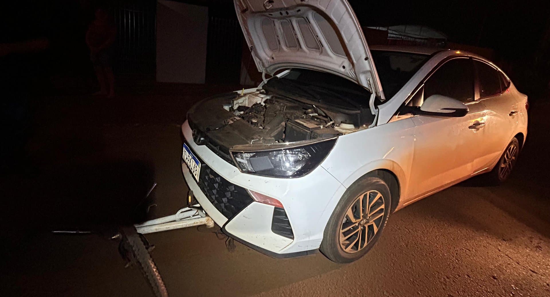Crianças são socorridas após colisão entre bicicleta e carro em Maracaju