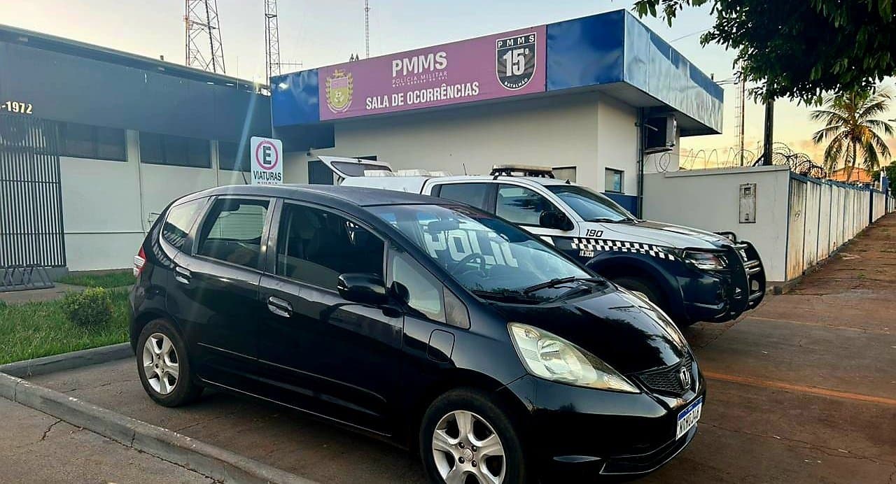 Polícia Militar prende três homens e recupera carro furtado em poucos minutos após crime