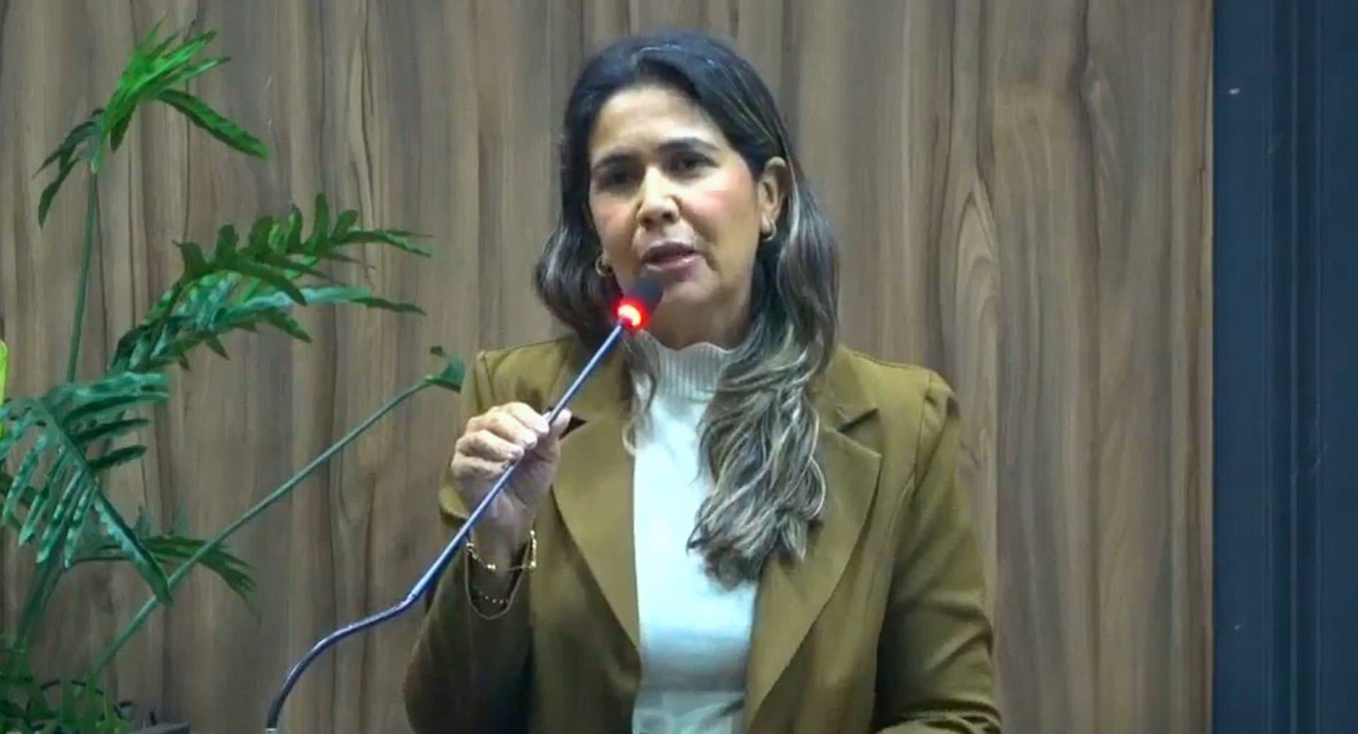 Vereadora Carol Terra alerta sobre risco de afogamento e cobra vigia no Parque Fratelli