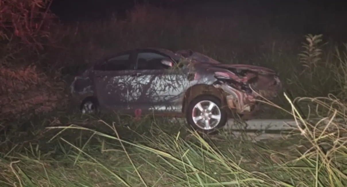 Motorista perde controle de HB20 e capota veículo em Rio Brilhante